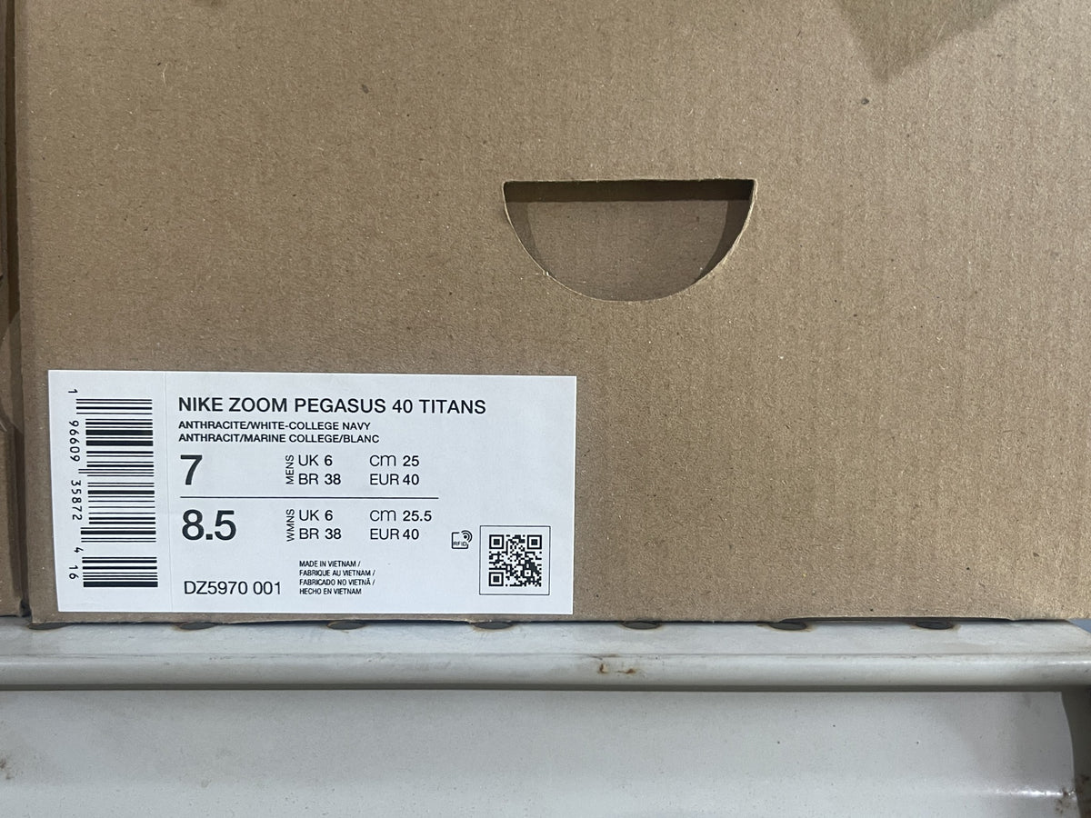 Nike Zoom Pegasus 40 Titans box label: Men's US 7, Women's US 8.5, style DZ5970-001