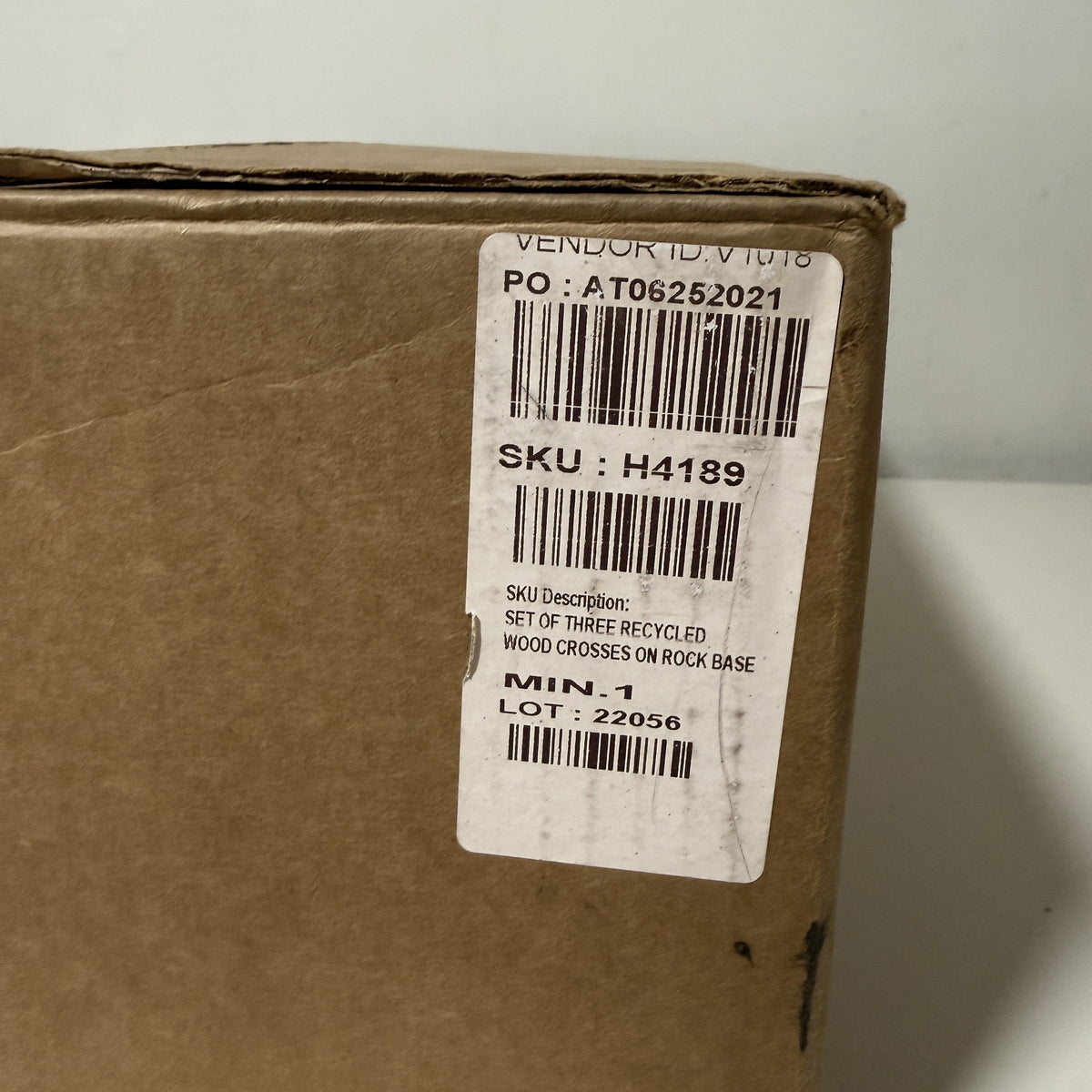 Carton label reading SET OF THREE RECYCLED WOOD CROSSES ON ROCK BASE, SKU H4189, lot 22056