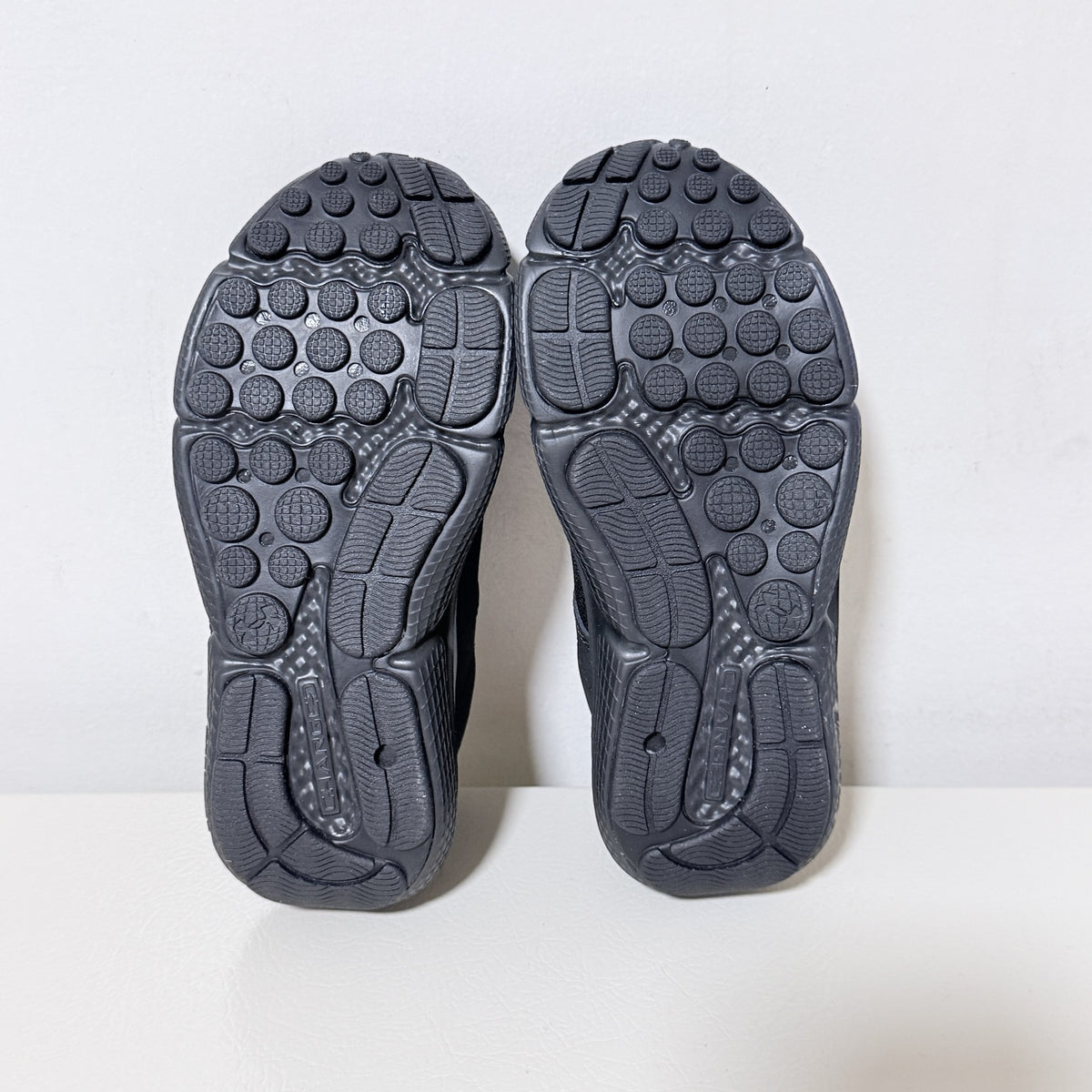 Under Armour Boys Assert 10 AC Running Shoes, Size 2Y, Black - view 6 of 9